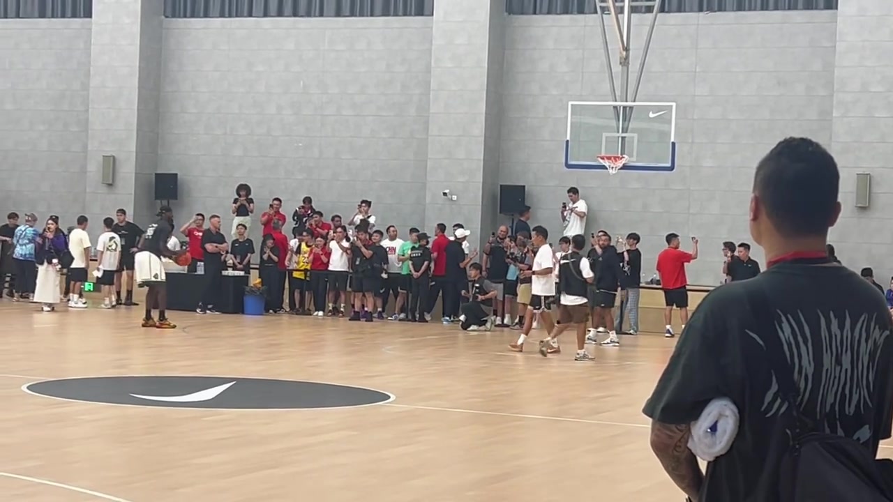 西甲直播-这个视角瞧瞧~媒体人晒詹姆斯连续三投打铁视频：嗯……有风 有风